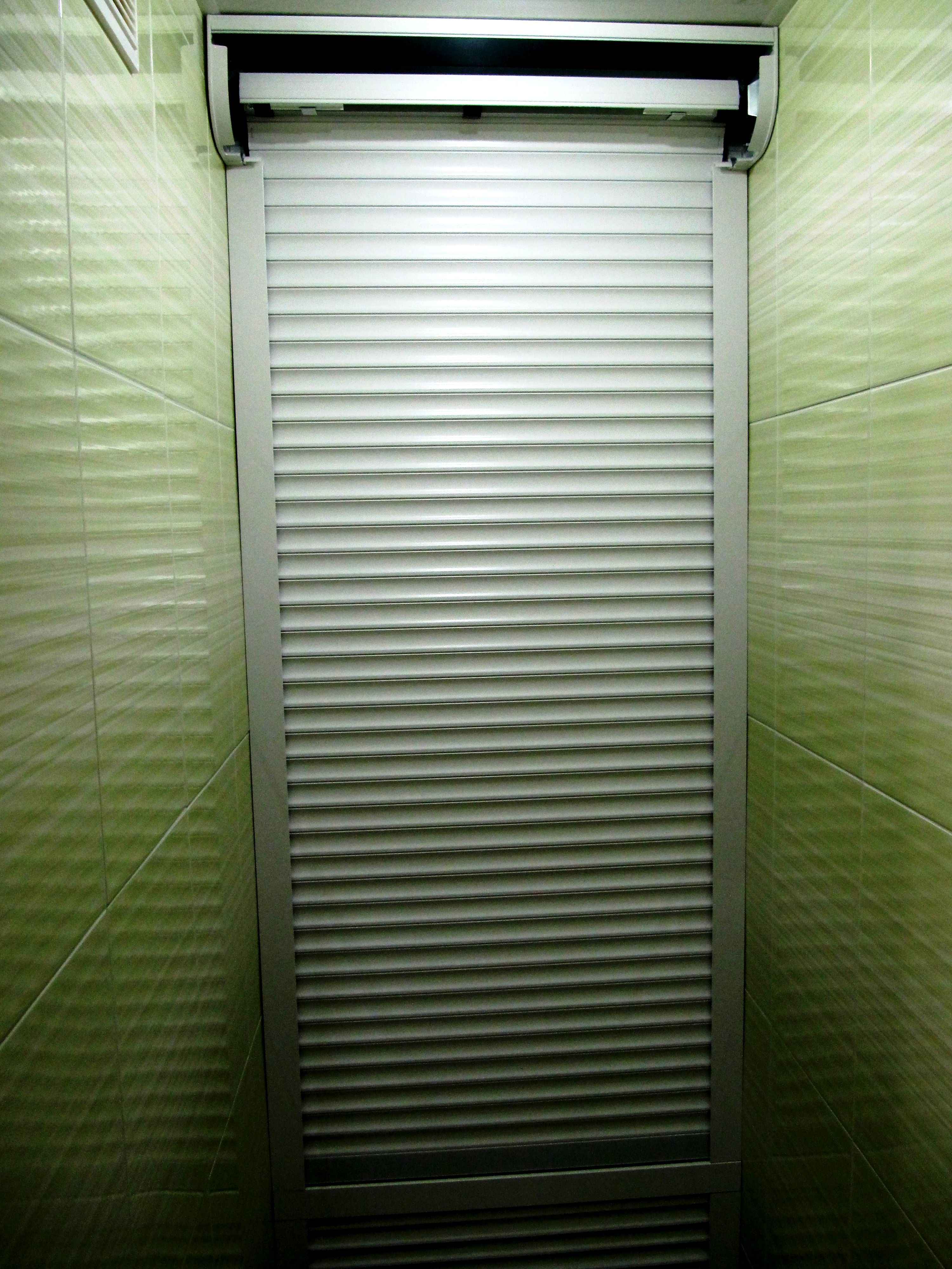 купить сантехнические рольставни в туалет